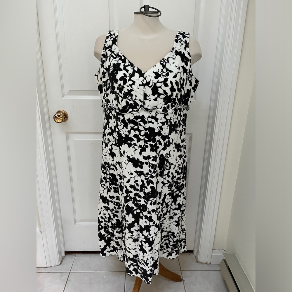 Villager Liz Claiborne, Black and White Floral Dress - Size 16